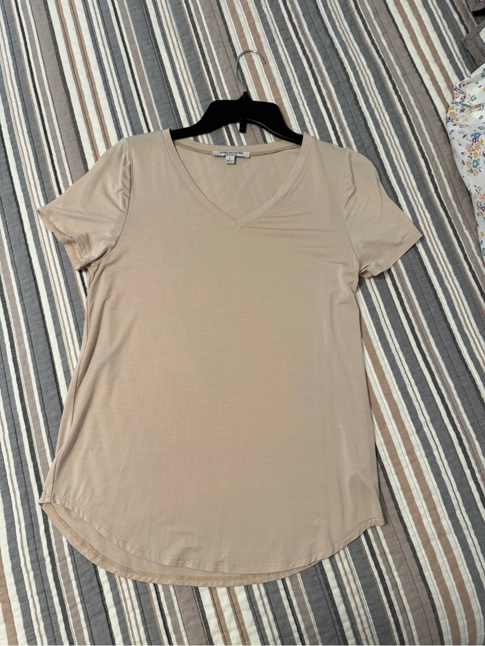 Green Envelope Beige V-Neck Short Sleeve Tee